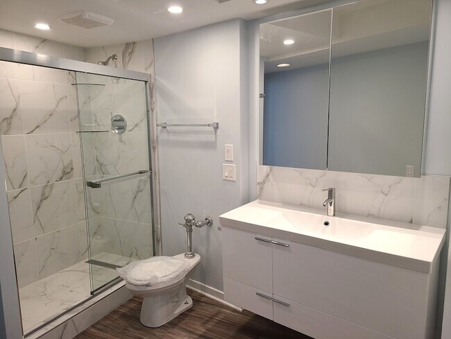 Building Photo - 300 N State St