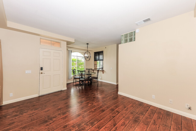 Building Photo - 3547 Cameo Dr