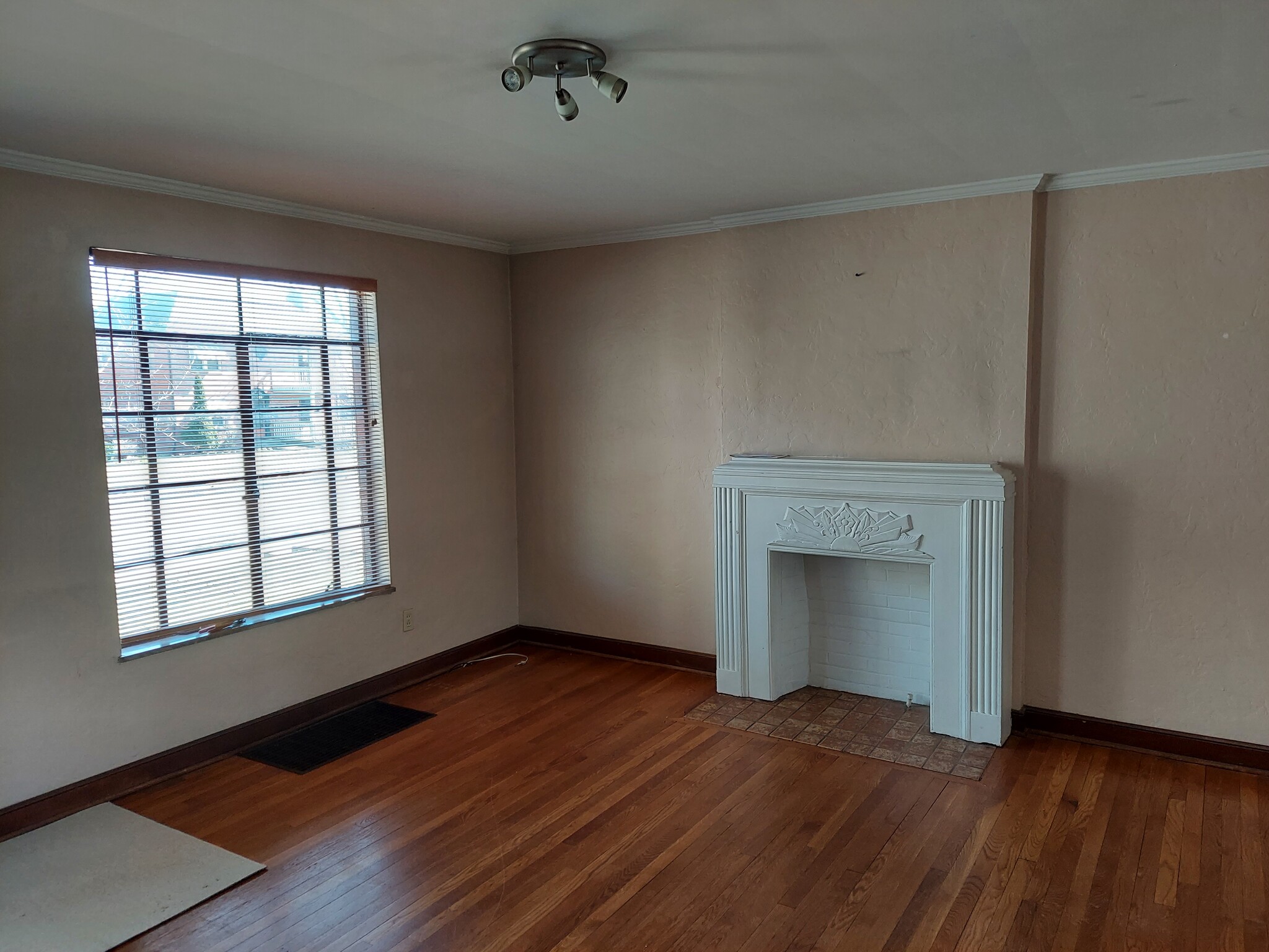 Living Room - 1579 Grandview Ave