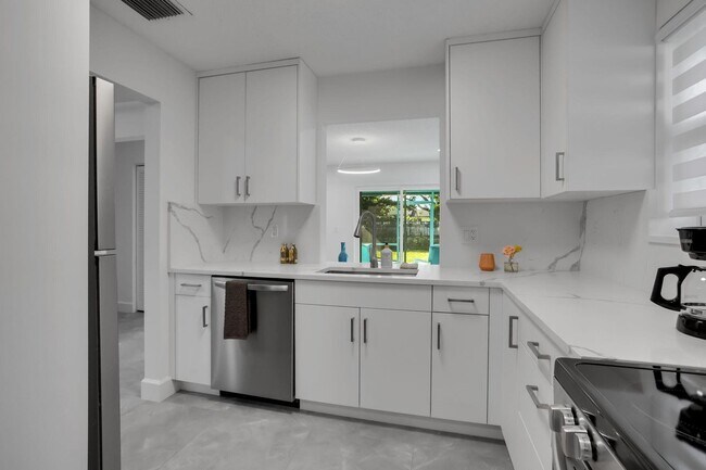 Building Photo - 604 SE 4th Ave