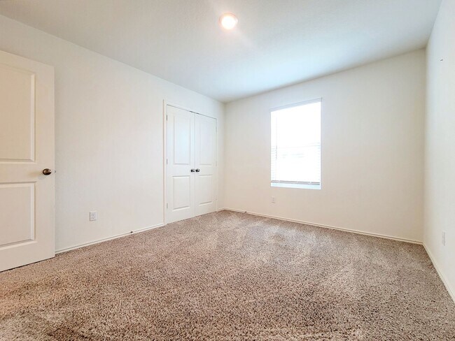 Building Photo - Modern & Spacious 3BR/2BA Home with Covere...