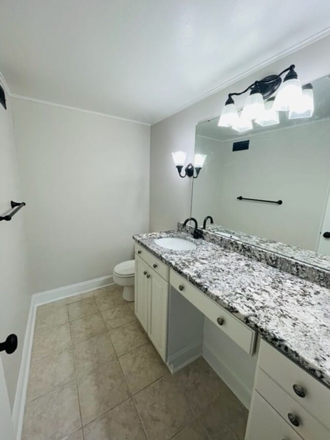 Building Photo - Myers Park Condo, Move-In Ready! All utili...