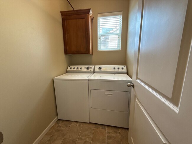Building Photo - Beautiful 3 Bedroom  2.0 Bathroom Home in ...