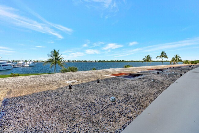 Building Photo - 134 Lakeshore Dr