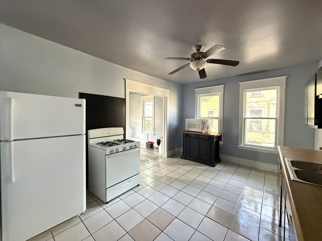 Primary Photo - 2 bed room townhome (900$)