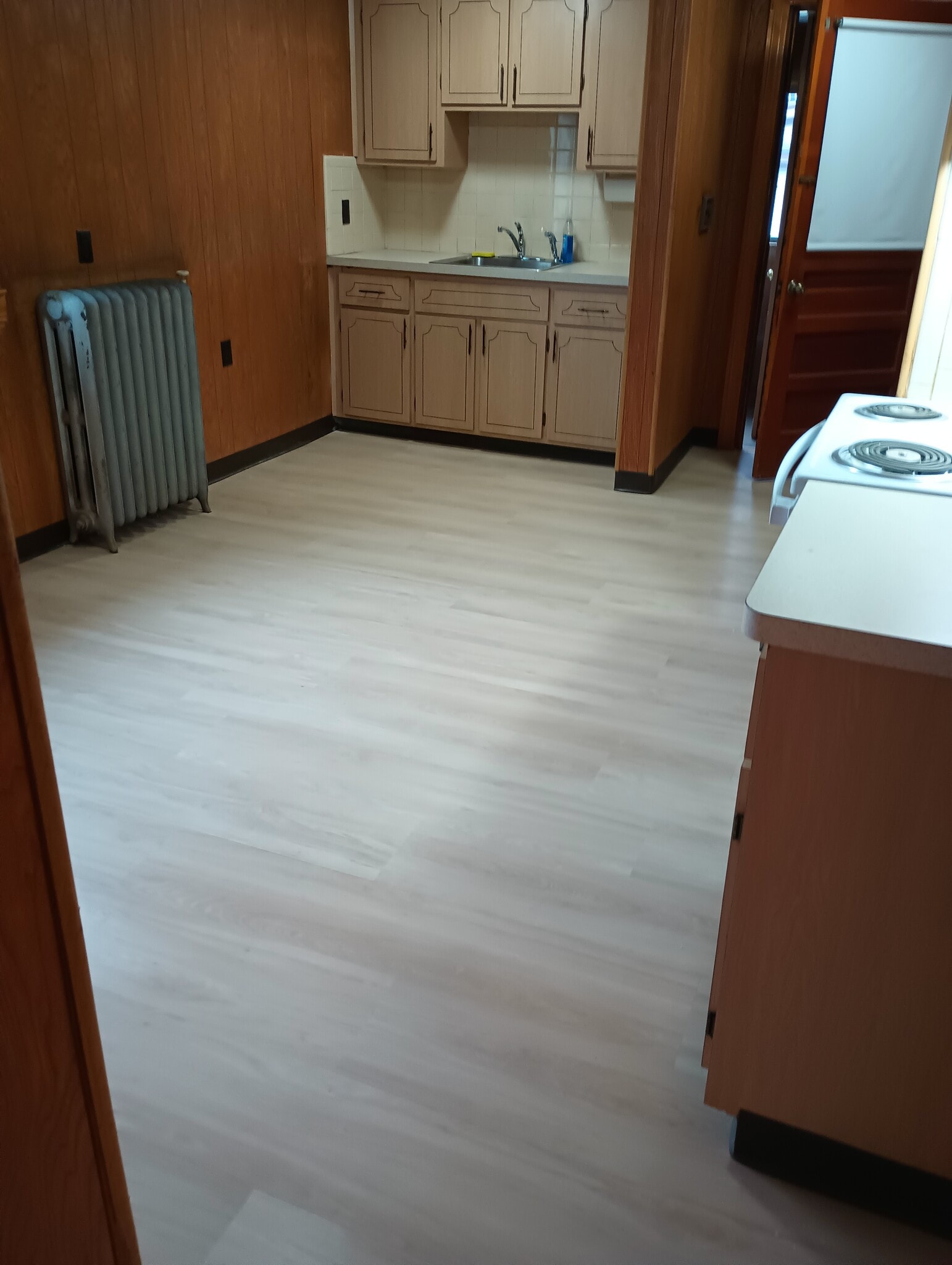 Kitchen - 139 Sigourney St