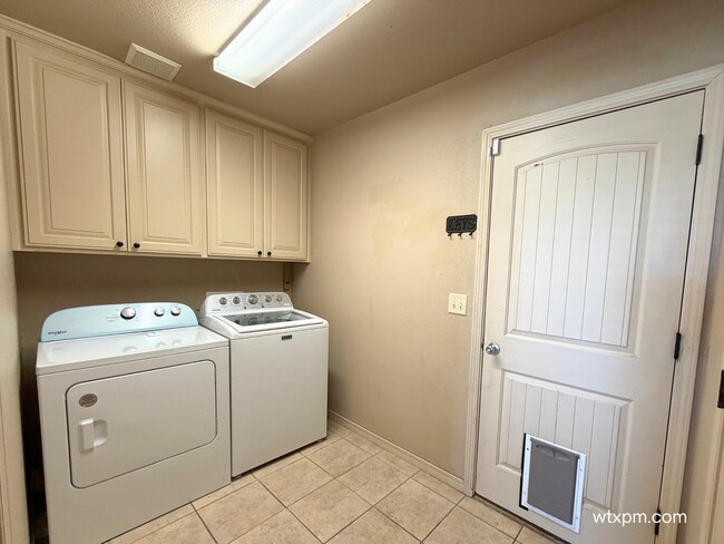 Building Photo - Spacious 4-Bedroom Home on 2 Acres in Bushland South
