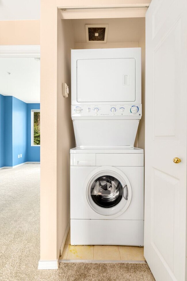 Building Photo - Wonderfully Maintained 2 Bedroom Townhome ...