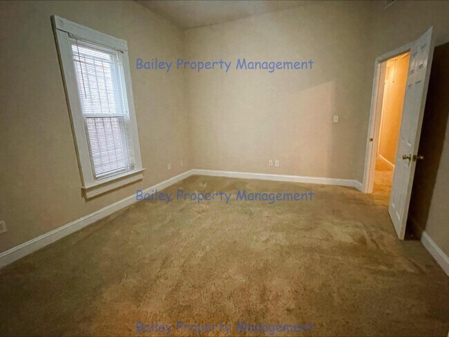 Building Photo - 537 E Oak St