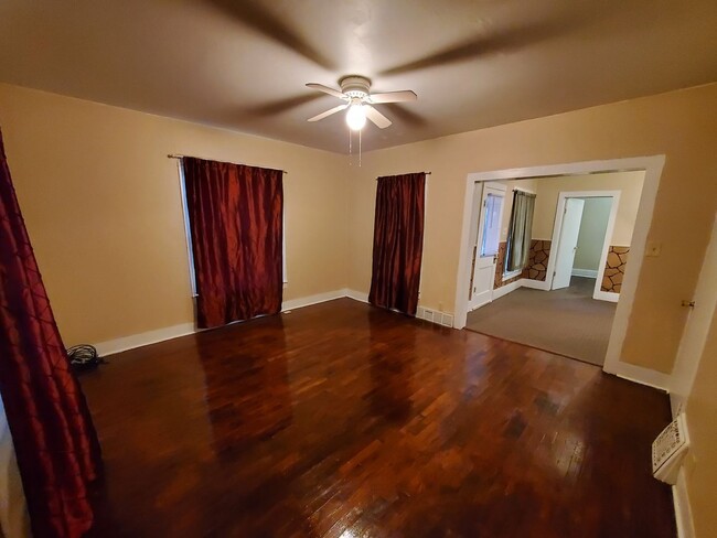 Building Photo - Cute 2 bedroom with garage & fence in back...