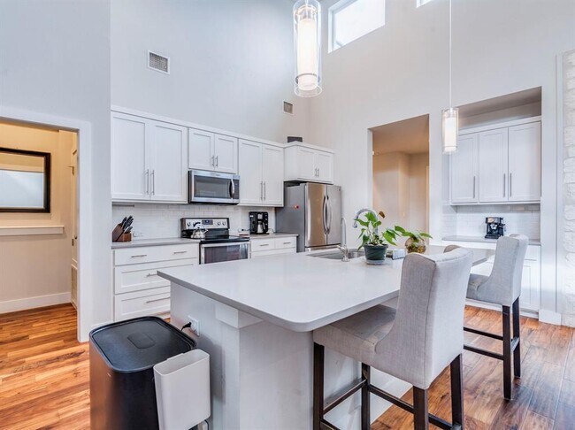 Building Photo - 17215 Oak Cliff Cir