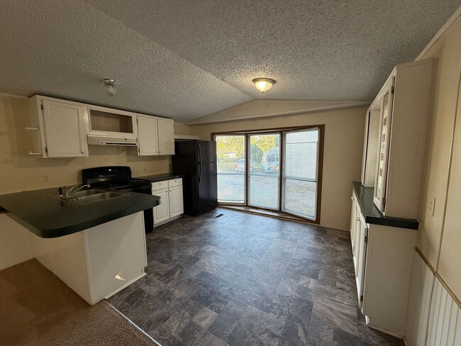 Building Photo - 2 Bedroom 1 Bathroom