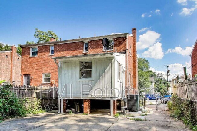 Building Photo - 3407 Floral St