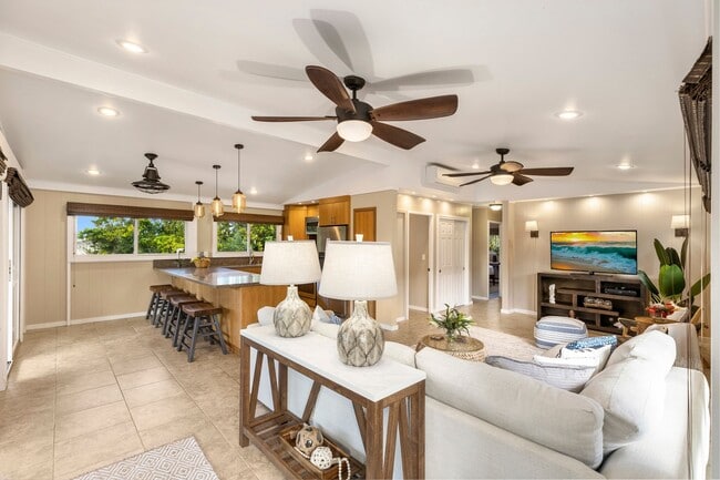 Building Photo - Well kept, private stand alone home steps ...