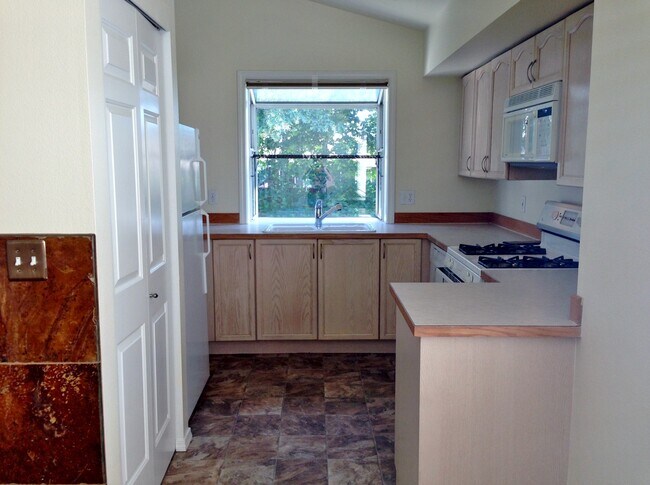 Building Photo - Bright and Spacious Bothell Condo Overlook...