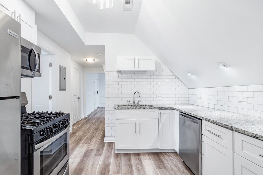 Kitchen - 2634 N Lawndale Ave