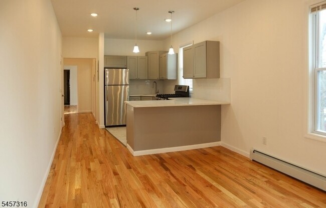 Building Photo - 373 6th Ave W