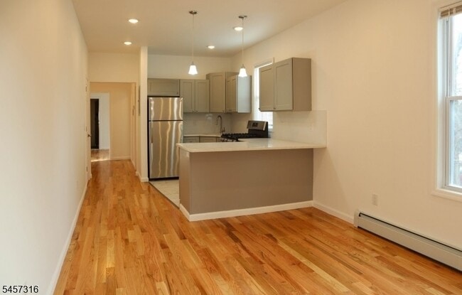 Building Photo - 373 N 6th St