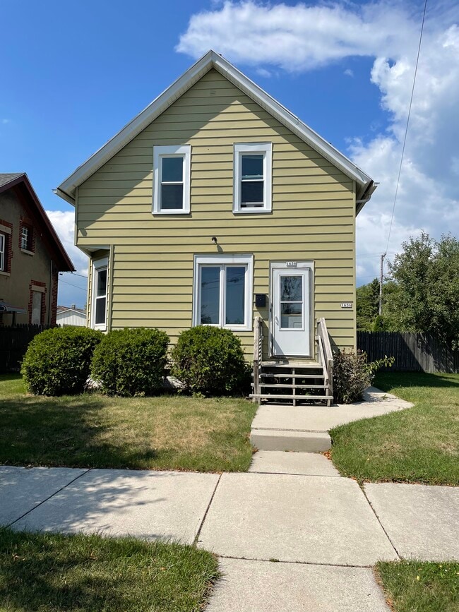 Building Photo - 1638 Saemann Ave
