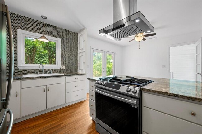 Building Photo - 4928 Strass Dr