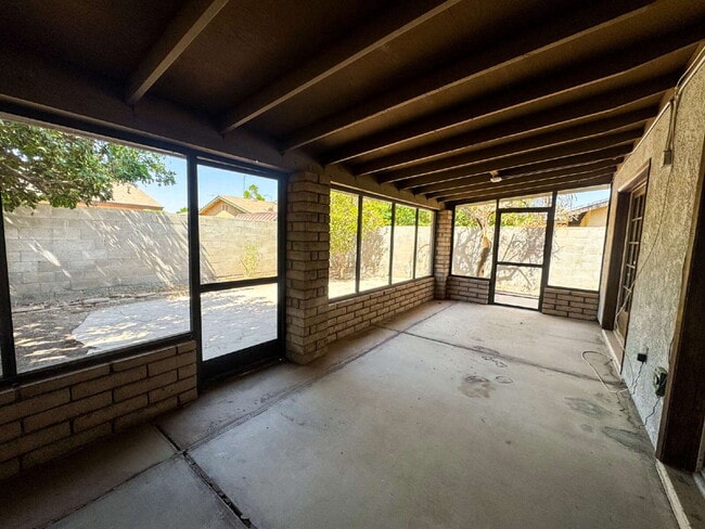 Building Photo - "Charming 3-Bed Oasis with 2 Baths and 170...