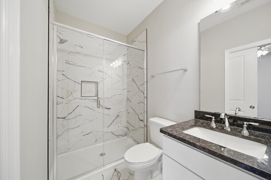 Main bedroom bathroom - 216 Legion Dr