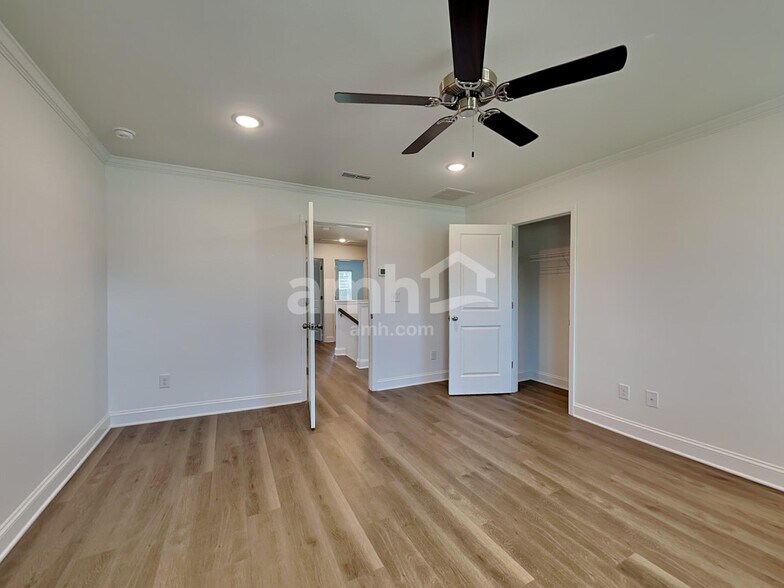 Building Photo - 6050 Rosemore Ln