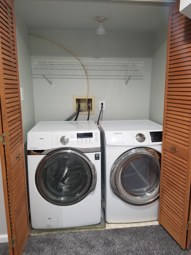 Building Photo - 445 W 6th Ave