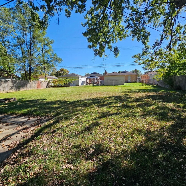 Building Photo - 3 Bedroom Large Bungalow w/ Attached 2 Car...