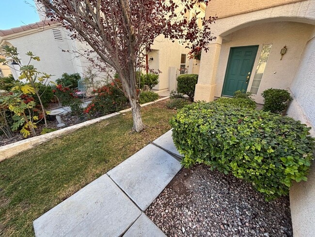 Building Photo - Gorgeous 3BED / 2.5 BATH home located in the gated community of Peccole Ranch. Make the Move for ...