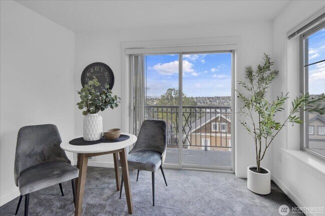 Building Photo - 1909 10th Ave W