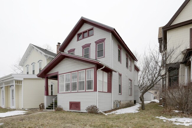 Primary Photo - 830 N Main St