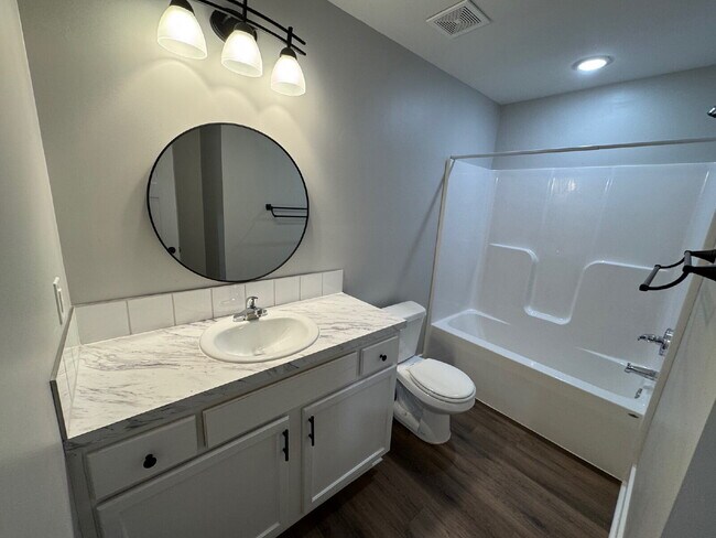 Building Photo - Gorgeous, 3-bedroom Upstairs apartment wit...