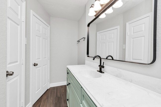 Building Photo - 1709 S Park