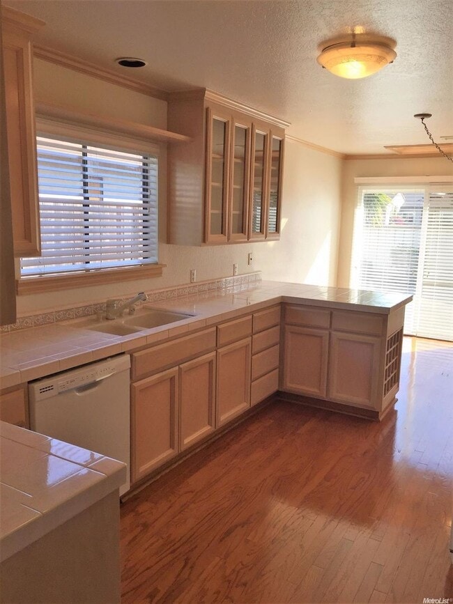 Building Photo - 3 bed 2 bath House