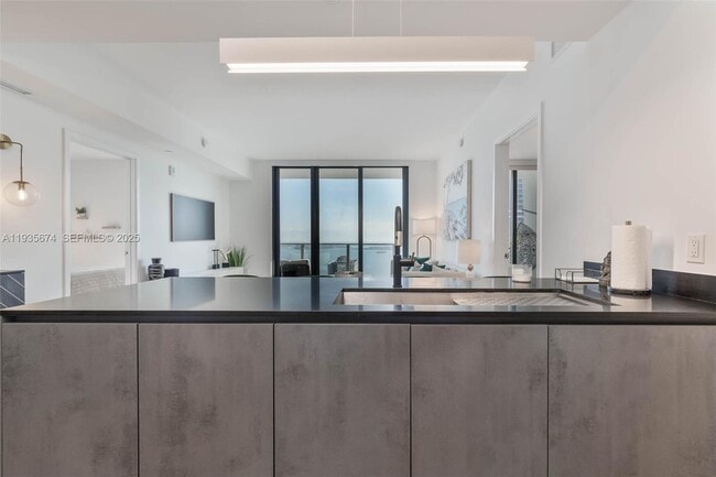 Building Photo - 1010 Brickell Ave