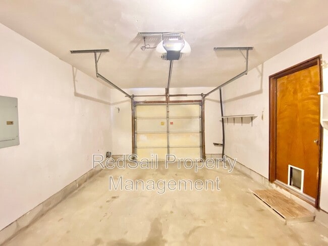 Building Photo - 5525 Fair Oaks Dr