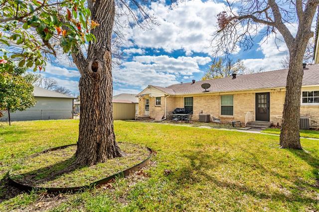 Building Photo - 1747 Mariposa Dr