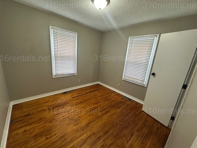 Building Photo - $1150- 3 bed 1 bath - Single Family Home