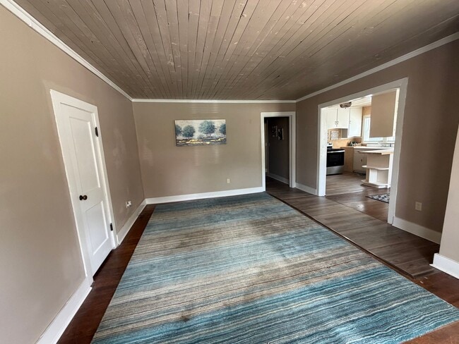 Building Photo - Downtown Cozy Apartment!