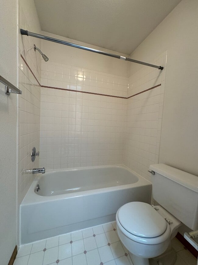 Building Photo - Spacious home in English Ranch