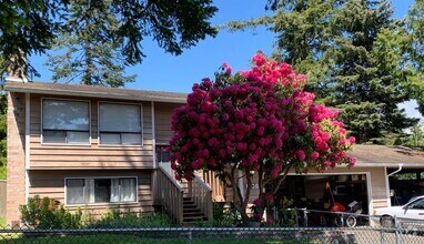 Building Photo - Preleasing Now! Split-level 4 Bedroom + 3 ...