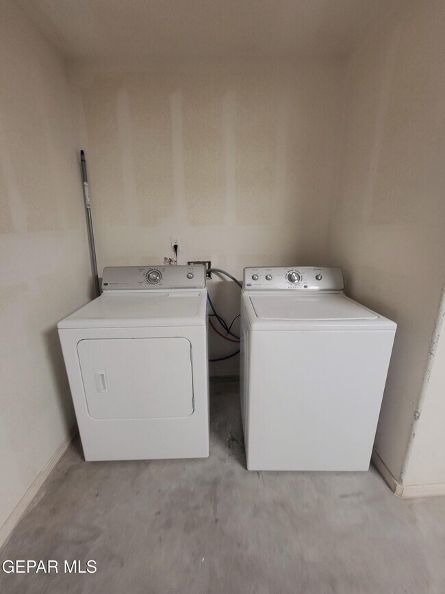 Building Photo - 2404 Escape Point St