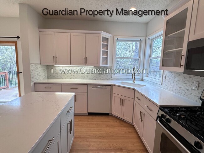 Building Photo - Minnetonka Home, 3 Car Garage, Large Primary, Updated Kitchen, Patio