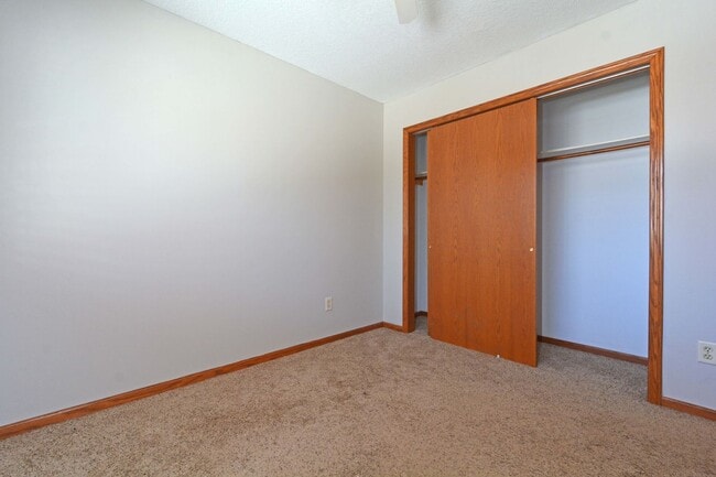 Building Photo - Spacious 5-Bed, 3 Bath Home in Delano - Available Now!