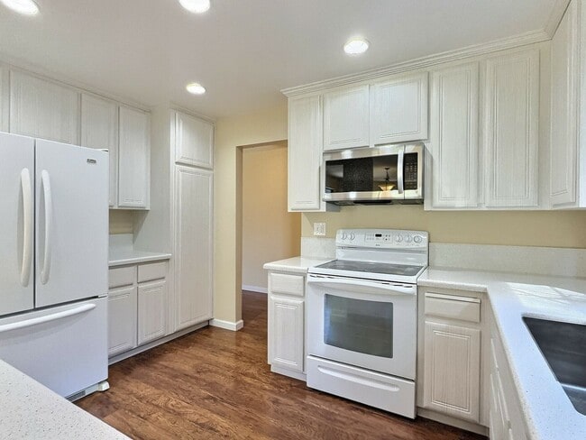 Building Photo - 3 BD/2 BA Gorgeous Pet-Friendly Home in Fa...