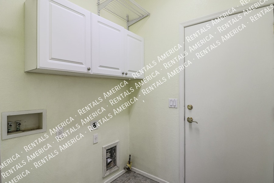 Building Photo - 17547 W Coyote Trail Dr