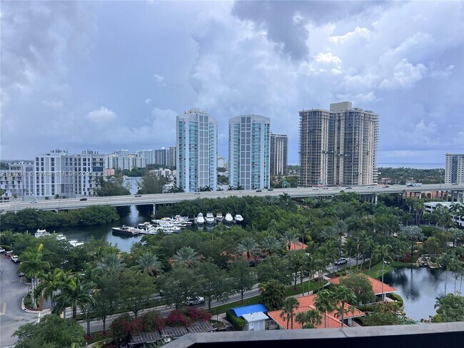 Building Photo - 3600 Mystic Pointe Dr