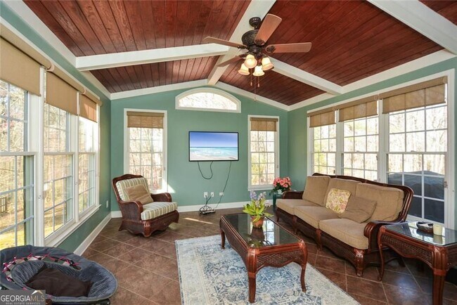 Building Photo - 305 Collegiate Dr