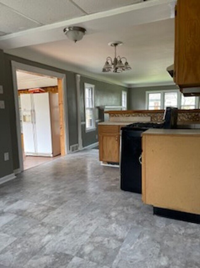 Building Photo - 3 bed 1 bath bungelow in Harper Woods with attached garage and basement